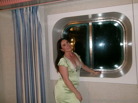 Curiouskiki actrice de sexe image