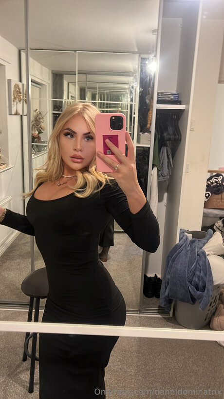 Dannidominatrix étoile xxx collection