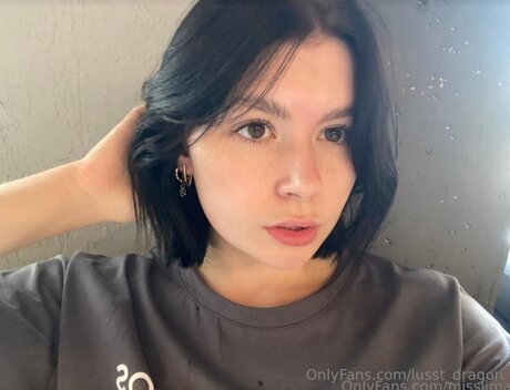 Lusst Dragon modèle nu photo