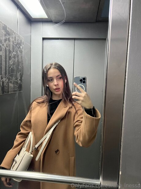 Shine Inessa étoile nue archive