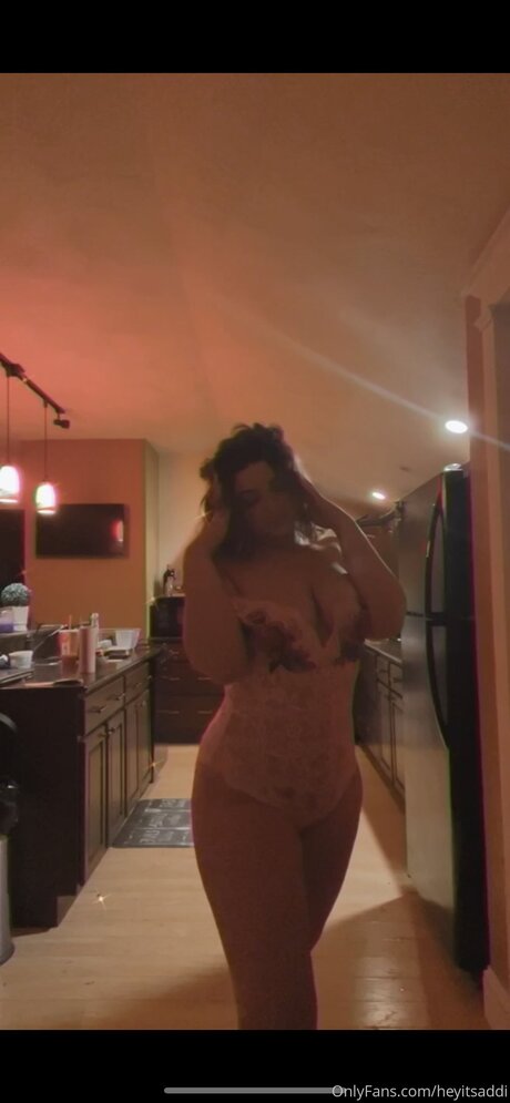 Heyitsaddi actrice chaude galerie