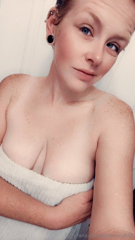 Poisonivy042 actrice nue des photos