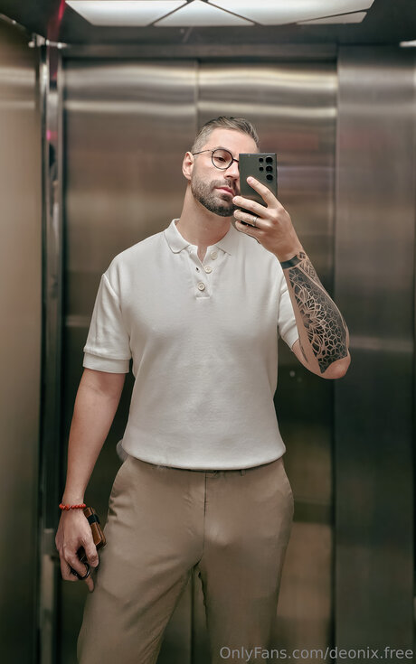 éjacule sur la langue onlyfans chaud érotique images