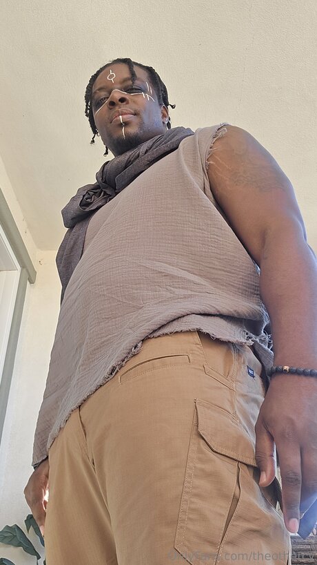 Theothercy art modèle des photos