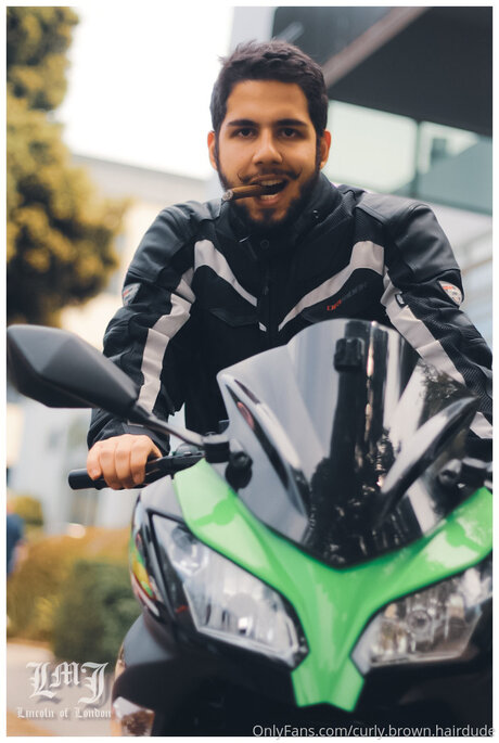 Curly Brown Hairdude étoile des photos