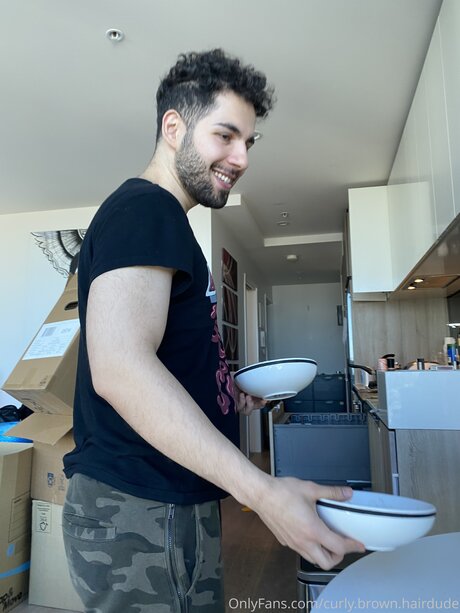 Curly Brown Hairdude modèle nu galerie