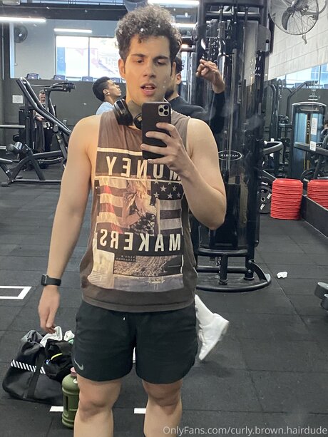 Curly Brown Hairdude étoile parfaite des photos