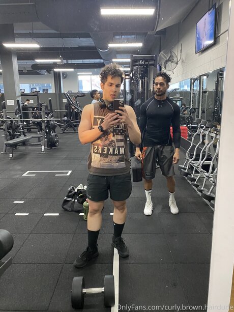 Curly Brown Hairdude star du porno en haute qualité image