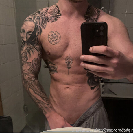 Goldenpromoting1 modèles nus des photos