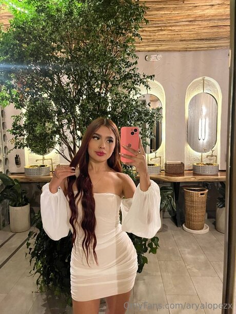 Aryalopezx modèle exclusif des photos