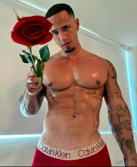 tatouages ​​blonds onlyfans chaud parfait des photos