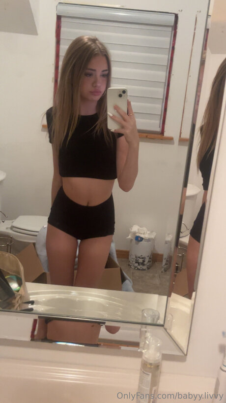 Babyy Livvy modèle nu img