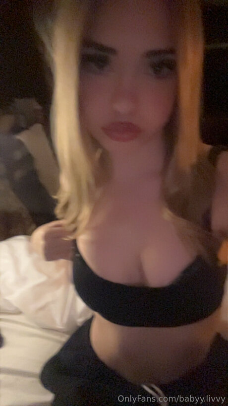 Babyy Livvy modèle érotique galerie