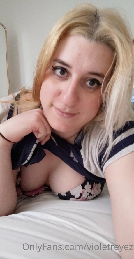 Violetreyez modèle magnifique img