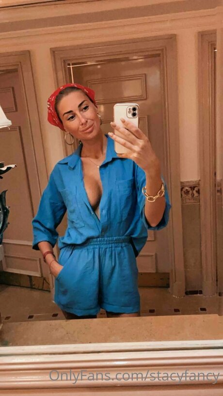 milf aux cheveux noirs onlyfans belle sexy archive