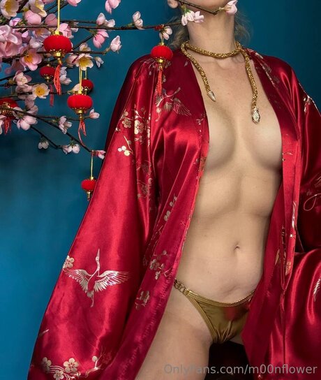 M00nflower actrice libre photo