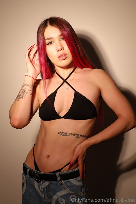 Afina Divine joli modèle des photos