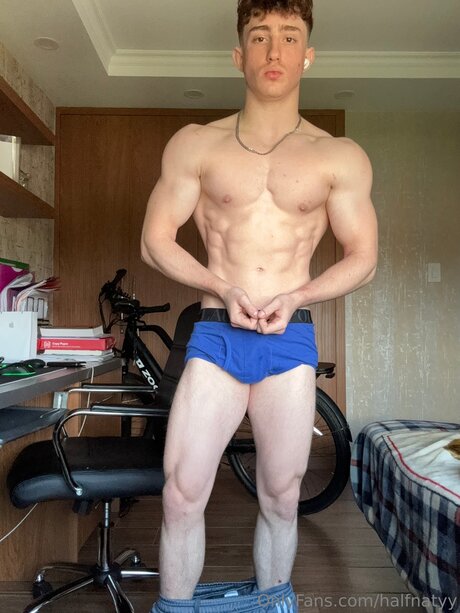 chaton potelé uniquementfans nu exclusif collection