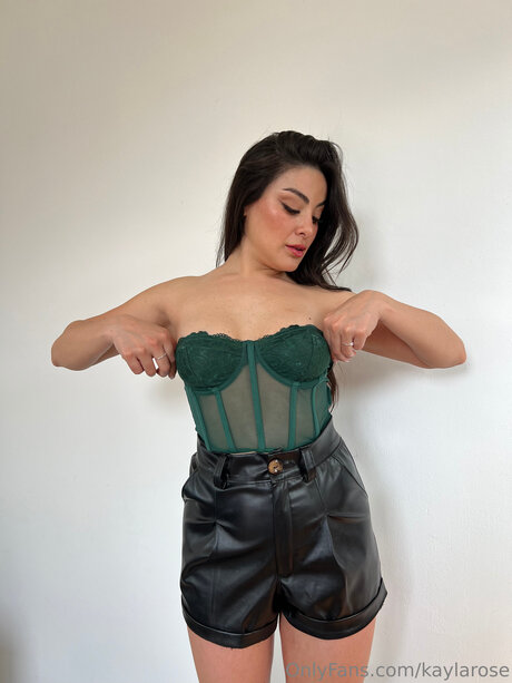 baisers lesbiens onlyfans gratuit de haute qualité images