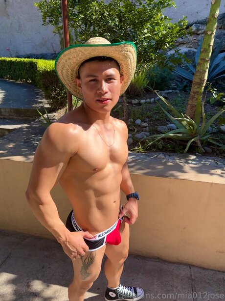 Mia012jose star pornographique img