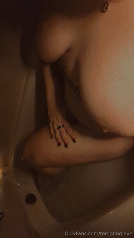 Tempting Eve nus star du porno photos