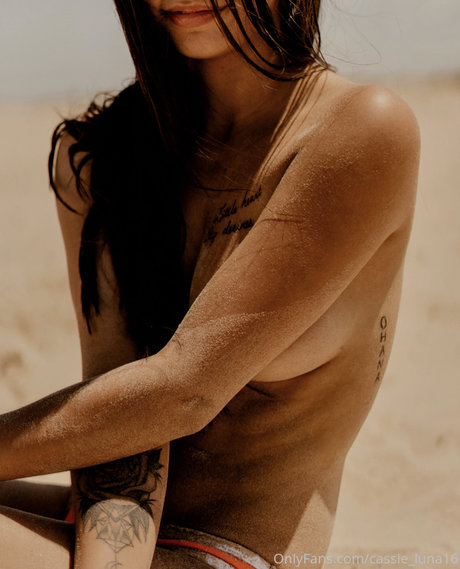 Cassie Luna modèle magnifique collection