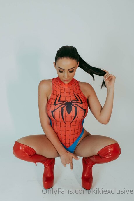 Kikidanielsfree modèle artistique galerie