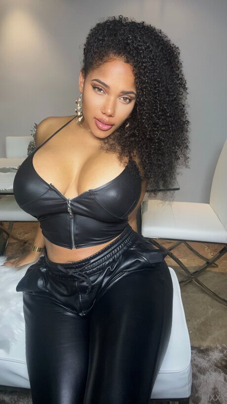 fille courbée dà côté onlyfans top jolie img