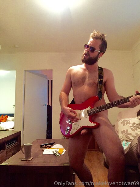 Makelovenotwar69 star du porno xxx photos