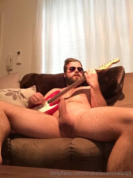 Makelovenotwar69 star érotique photo