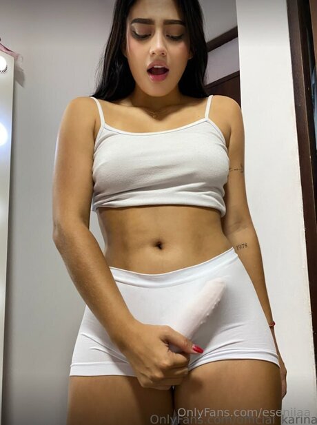 Eseniiaa modèle nu collection