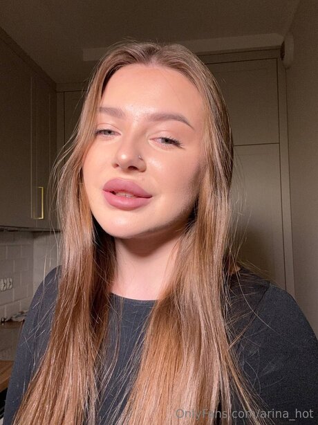 Arina Hot modèle exclusif img