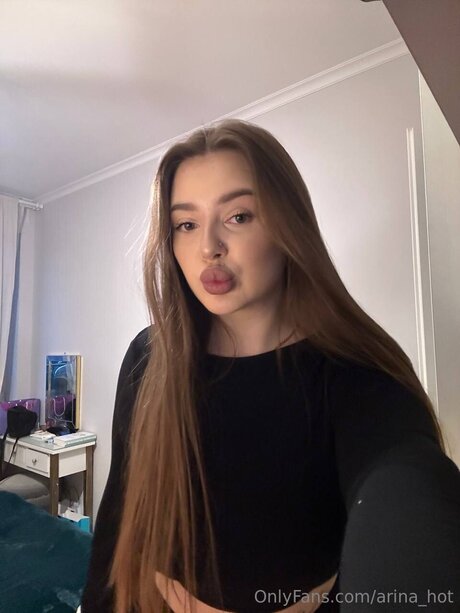 Arina Hot modèle artistique galerie