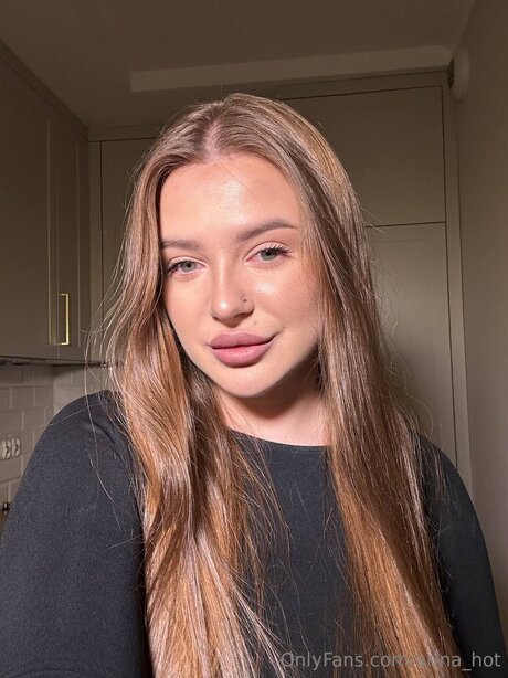 Arina Hot modèle nu photos