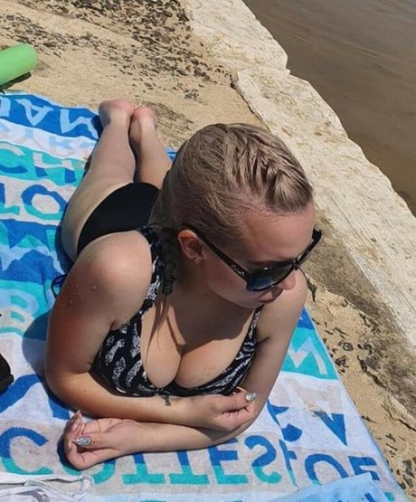 Mini Babe modèle xxx photo