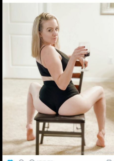 fille courbée dà côté onlyfans xxx érotique image