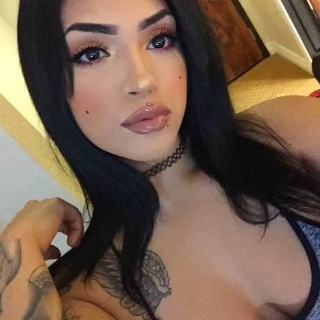 Lilie Leahndra modèle chaud collection