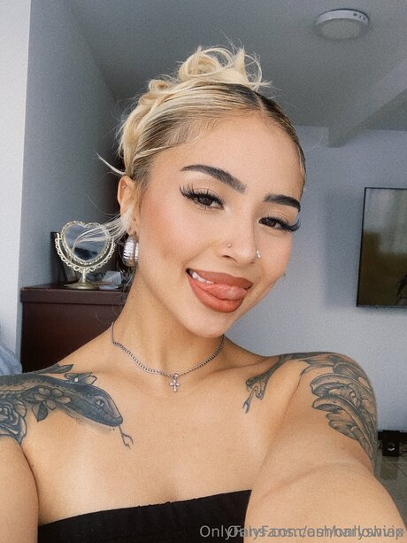 Onlyshiax actrice pornographique des photos