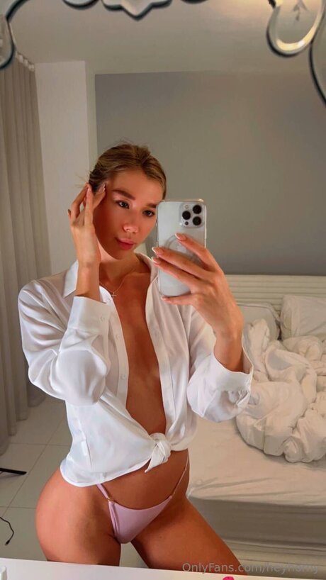 Heyhorny modèle sexy galeries