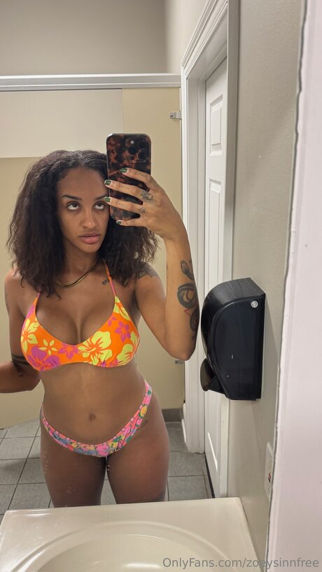 Zoeysinnfree belle star du porno photos