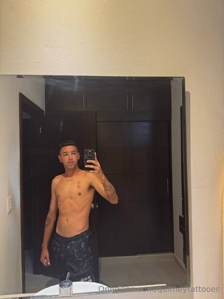 Quimeytattooer modèle sympa des photos