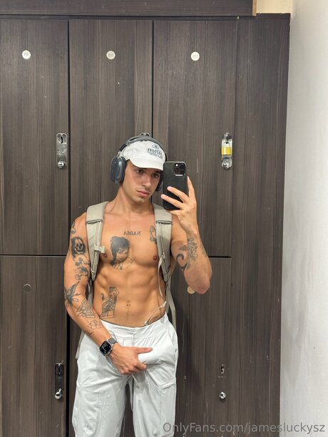 Jamesluckysz modèle pornographique galerie