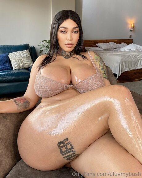 Uluvmybush modèle sexy collection