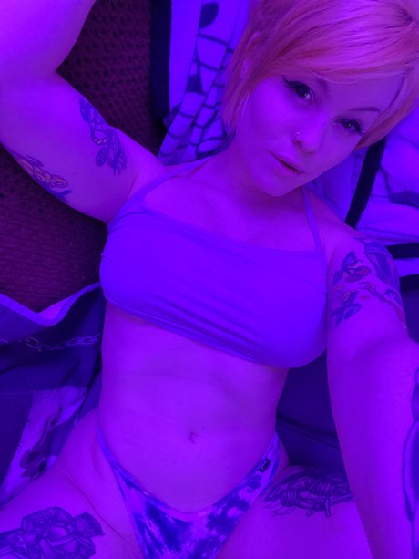 Kenzie Logan modèle pornographique des photos