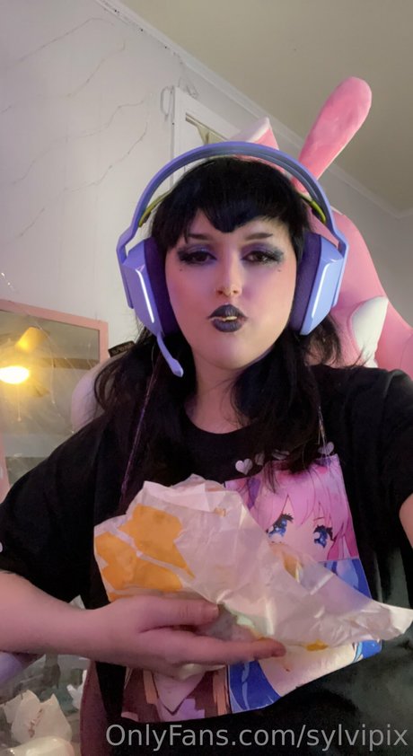 Sylvipix Young Goth Milf étoile adulte image