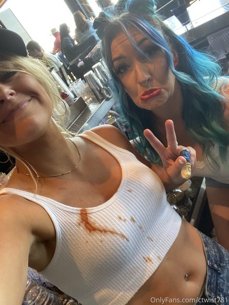 _Courtney Savage modèle de haute qualité archive