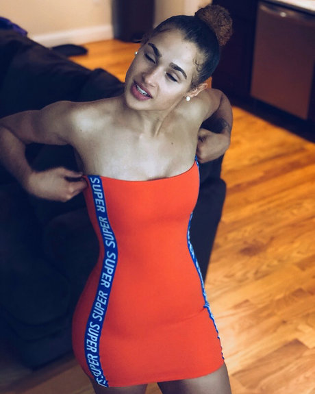 Janae Girard_ modèle sympa des photos