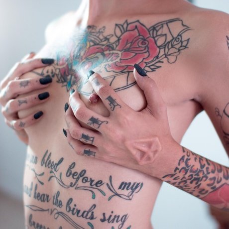 fille courbée dà côté onlyfans beau haut photos