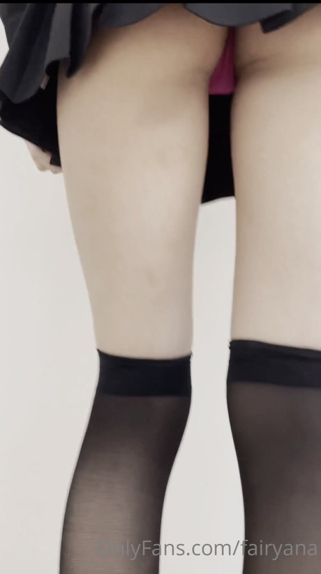 fille courbée dà côté onlyfans belle qualité image