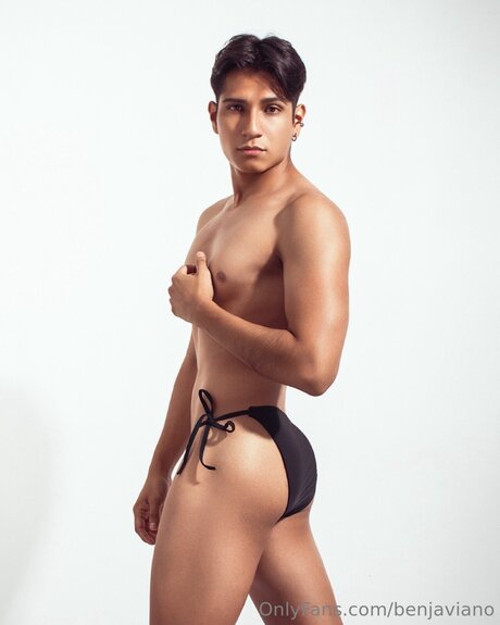 Benjaviano modèle chaud photo